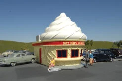 Bachmann Ice Cream Stand - Roadside U.S.A® Building (HO Scale)