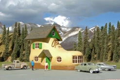 Bachmann Shoe House - Roadside U.S.A® Building (HO Scale)